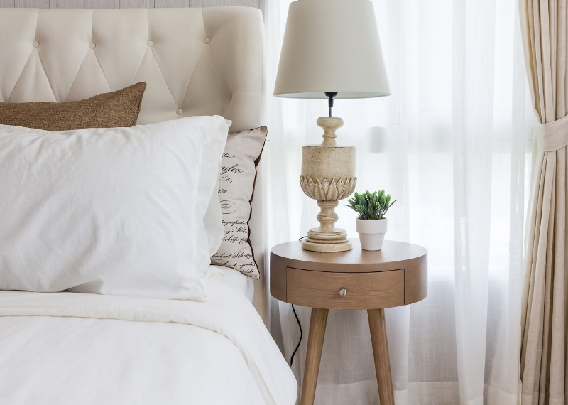 how to choose a bedside lamp