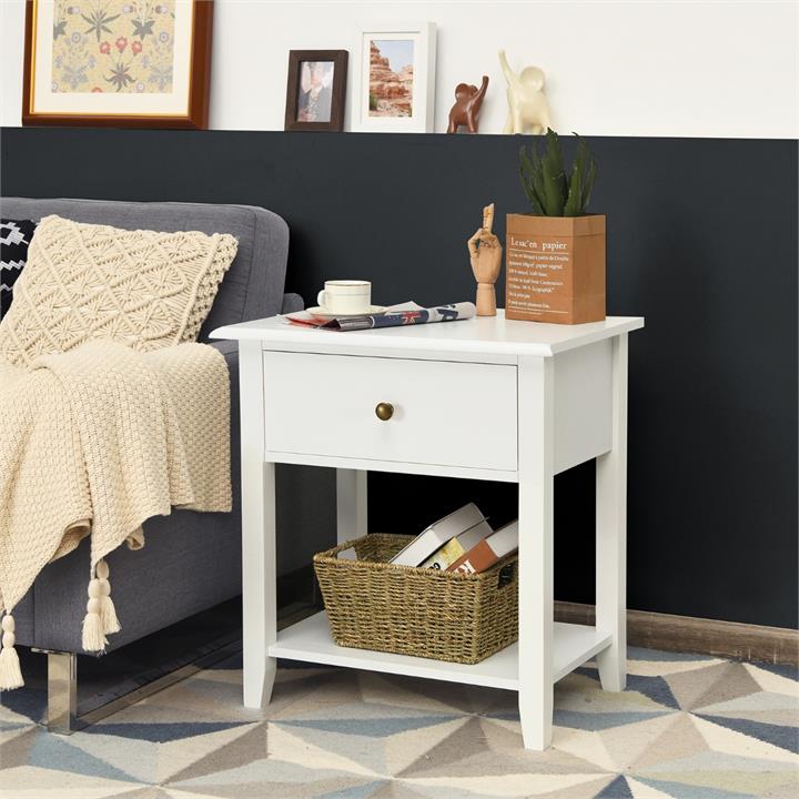 A set of 2 bedside tables