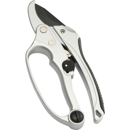Cut thicker stems with less hand effort using Hoselink Ratchet Pruners. The ratcheting mechanism divides each cut into stages