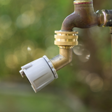 Reduce strain on a low or awkward garden tap with the Hoselink Brass Angled Tap Protector. The solid brass fitting changes the direction of the hose connection
