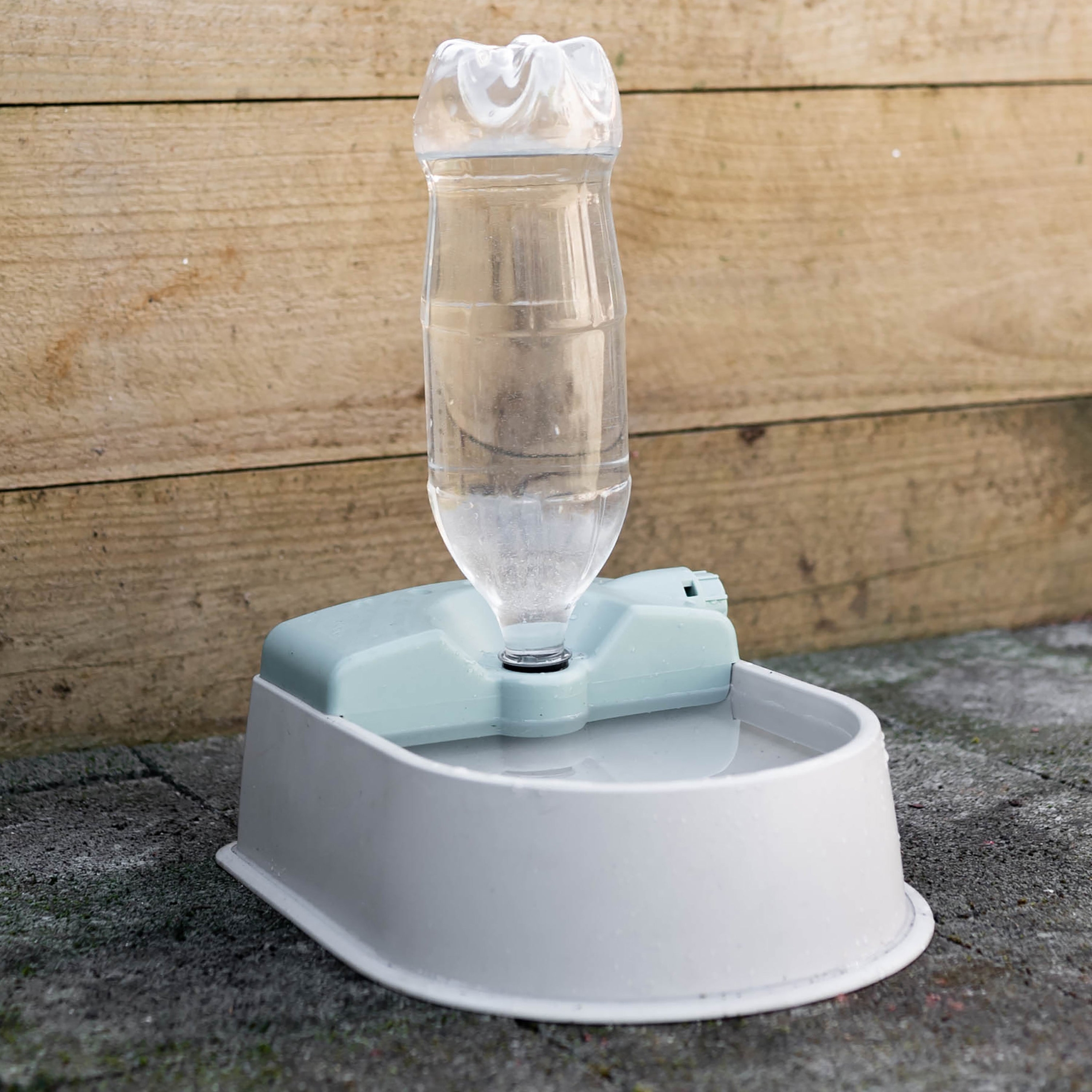 Provide pets with a replenishing outdoor water supply using the Hoselink Auto-Fill Pet Water Bowl. Connected to a compatible hose or water line