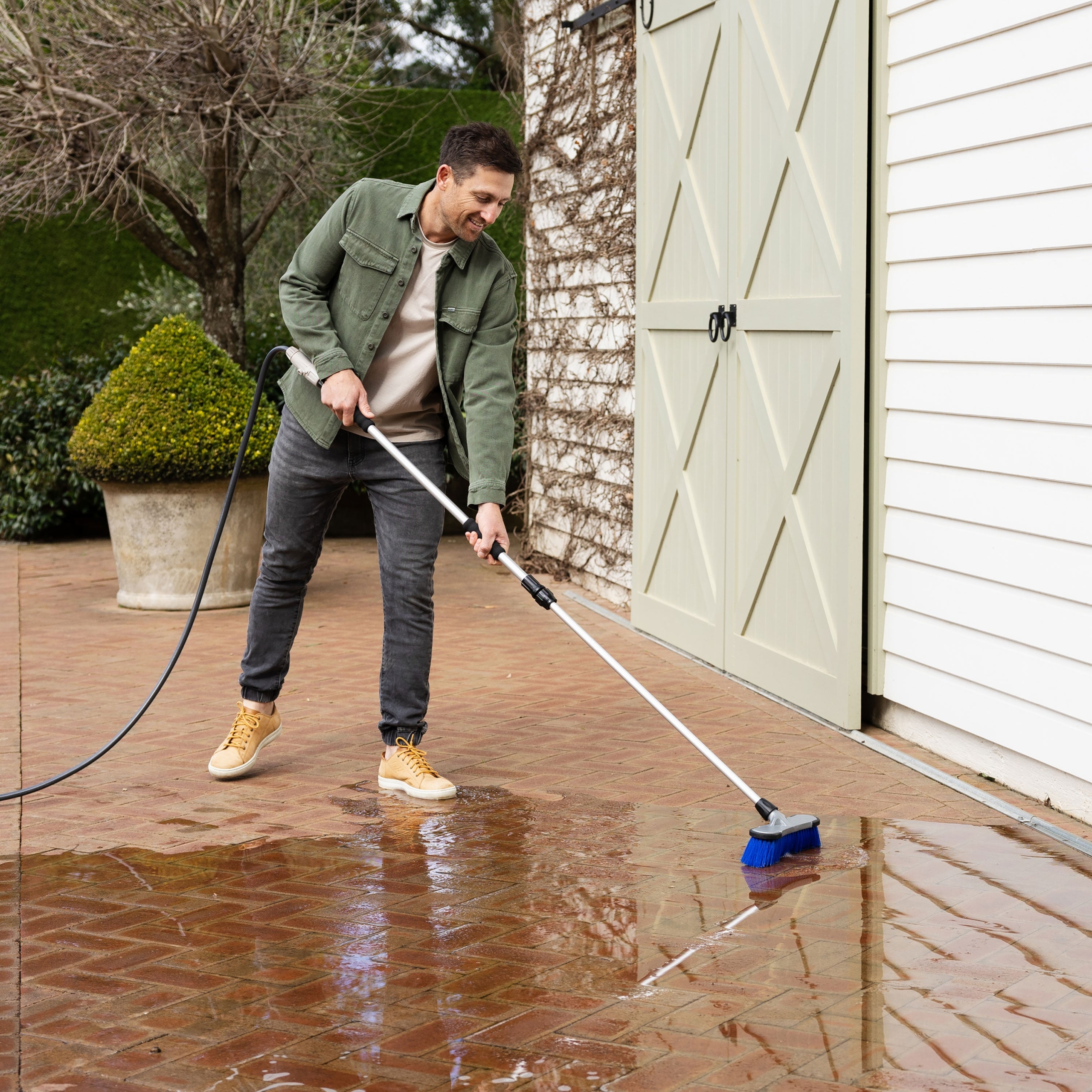 Replace or add a firm-bristle head to the Hoselink Extendable Cleaning Brush. This attachment provides more scrubbing action than the standard soft head for durable outdoor surfaces such as textured paving