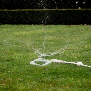 Water lawns and garden areas with the Hoselink Rotating 3-Arm Sprinkler and Metal Base. Water pressure drives the three arms to rotate and distribute spray around the sprinkler