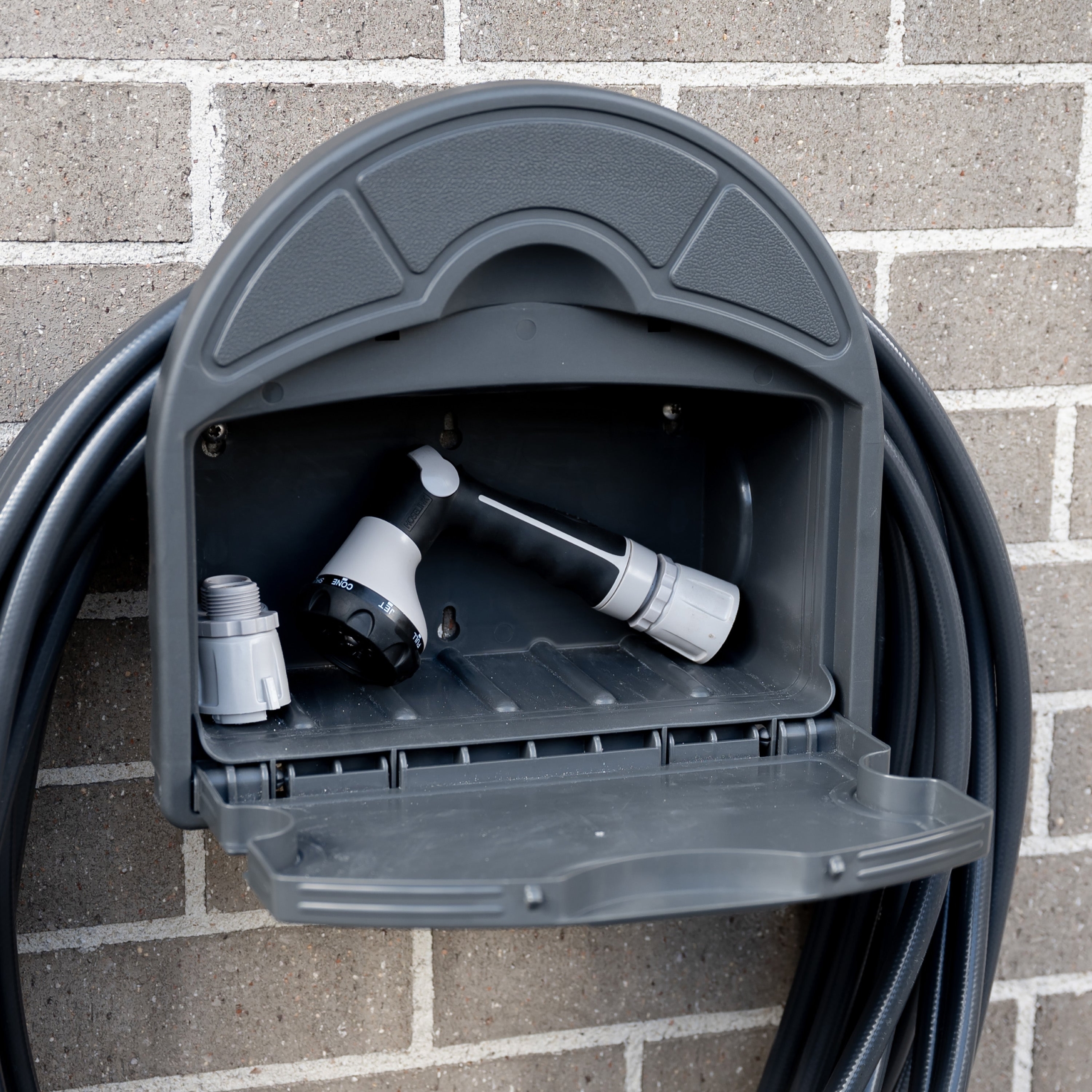 Set up a straightforward 20m garden watering system with the Hoselink Hose and Hanger Pack. The loose hose provides useful reach for lawns