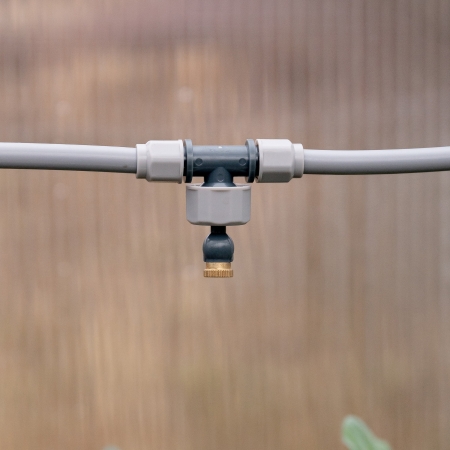 Direct a fine cooling mist exactly where it is needed with the Hoselink Misting System In-line Directional Head. The adjustable head installs along a compatible misting hose and can be aimed toward an outdoor seating area