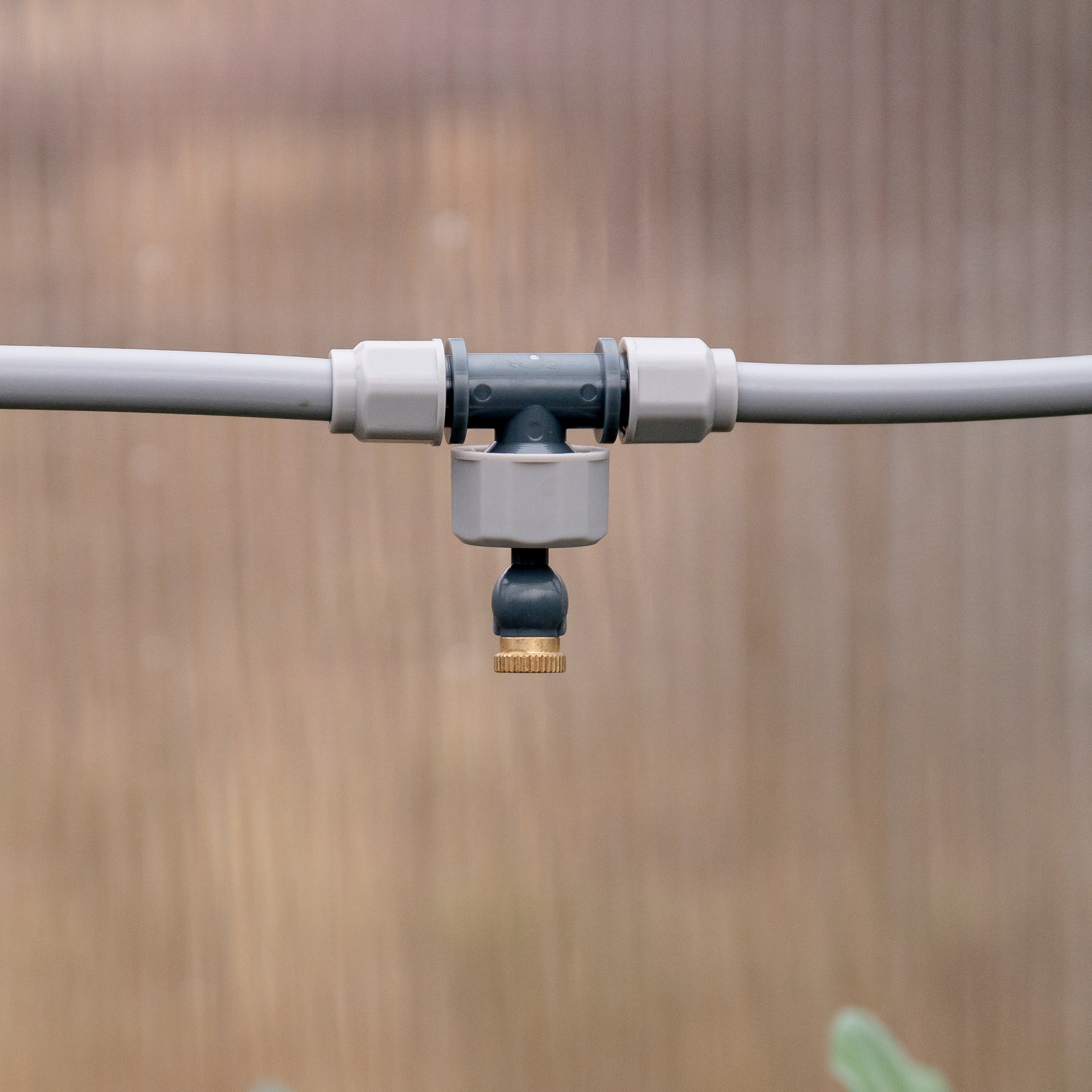 Direct a fine cooling mist exactly where it is needed with the Hoselink Misting System In-line Directional Head. The adjustable head installs along a compatible misting hose and can be aimed toward an outdoor seating area
