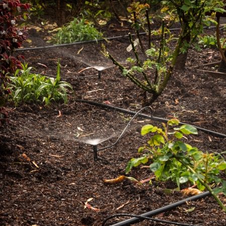Create adjustable micro-spray coverage for garden beds with the Hoselink Adjustable Spray Irrigation Kit. The complete kit distributes water through poly pipe and individually adjustable spray points