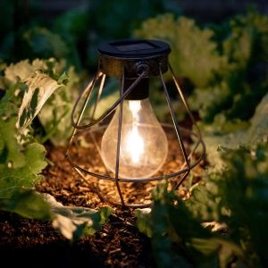 Create warm decorative ambience with the RUSTICA Industrial Style Solar Lantern. The geometric frame surrounds a filament-style two-LED globe