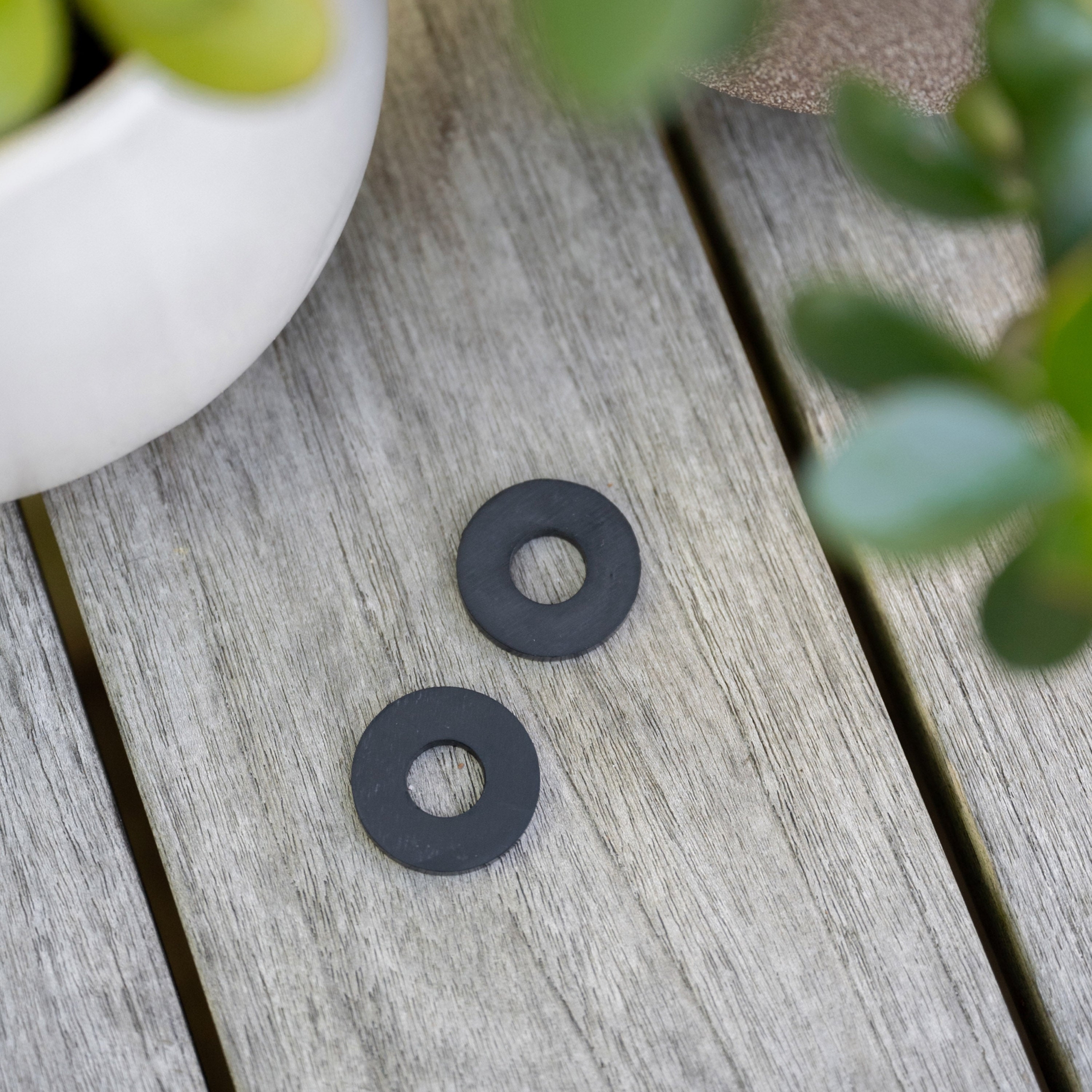 Replace the sealing washer inside a Hoselink Universal Tap Connector with this genuine 1-inch spare washer. The washer sits against a 25mm outdoor tap thread to help create a watertight seal and prevent drips at the tap connection. It is useful when the original washer becomes compressed