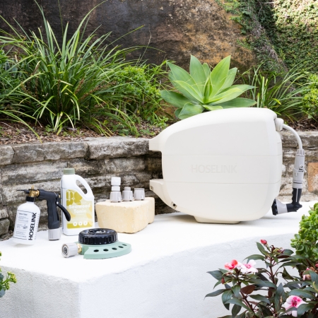 Equip a home garden with a retractable hose reel and a coordinated selection of useful watering and gardening accessories in the Hoselink Home Gardener Pack. The auto-rewind reel keeps the hose organised
