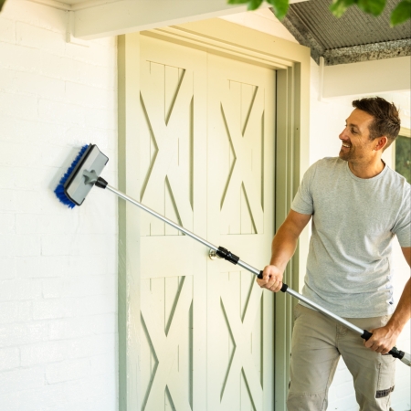 Scrub stubborn dirt from suitable hard outdoor surfaces with the Hard Bristle Attachment for the Hoselink Extendable Cleaning Brush. The firm bristles are intended for demanding jobs such as textured paving