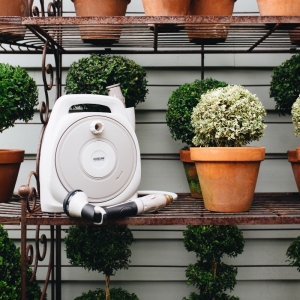 Equip a compact outdoor area with the Hoselink Courtyard Gardener Pack and Hose Reel. The bundle pairs a space-efficient retractable reel with selected hand tools or watering accessories suited to pots
