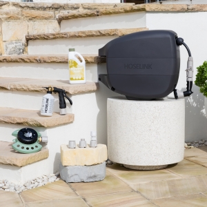 Equip a home garden with a retractable hose reel and a coordinated selection of useful watering and gardening accessories in the Hoselink Home Gardener Pack. The auto-rewind reel keeps the hose organised
