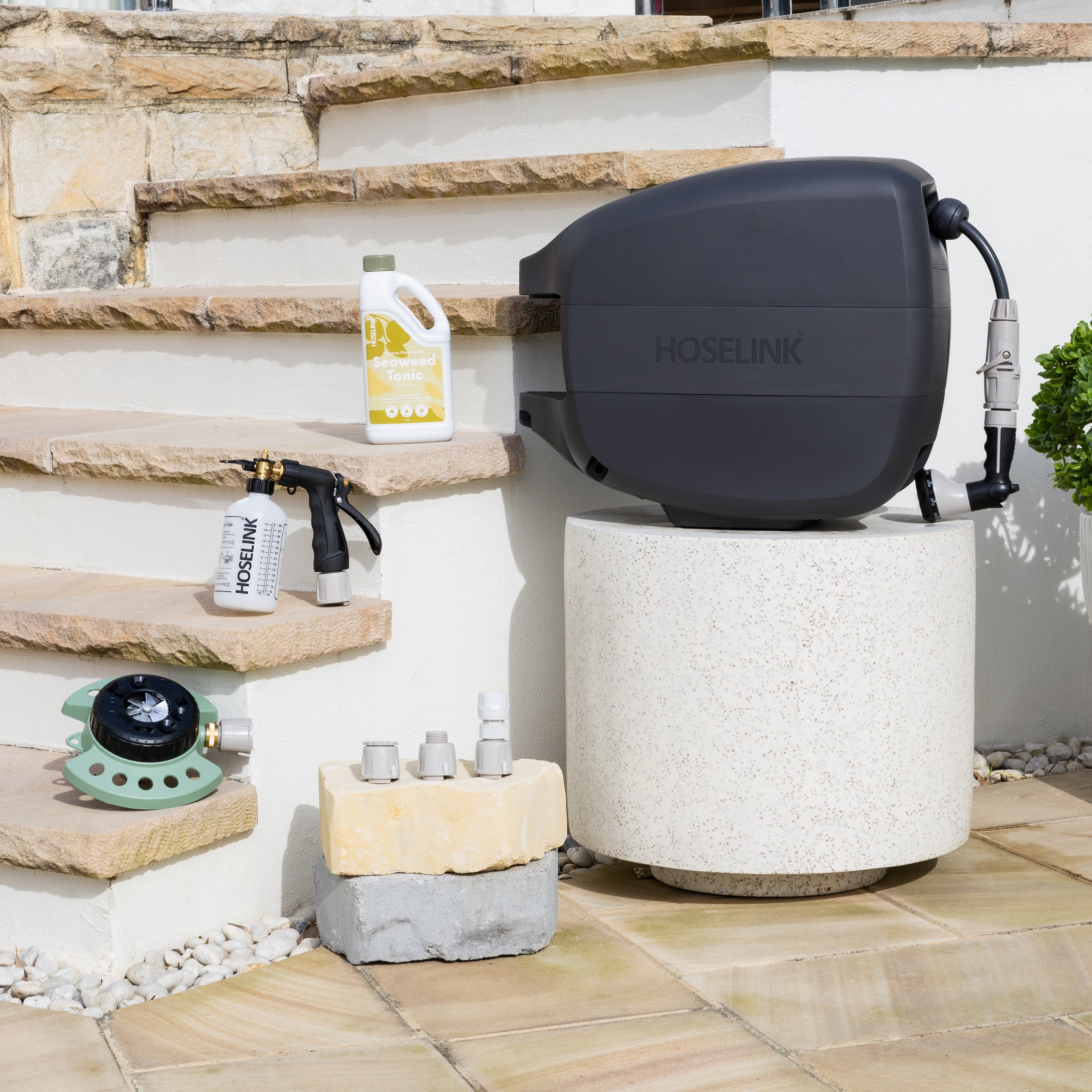 Equip a home garden with a retractable hose reel and a coordinated selection of useful watering and gardening accessories in the Hoselink Home Gardener Pack. The auto-rewind reel keeps the hose organised