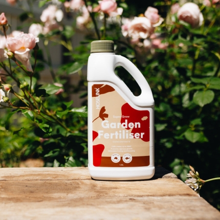 Make hose-applied garden feeding easier with the Hoselink Fertiliser Starter Pack. The bundle combines a compatible fertiliser spray mixer with selected liquid garden treatment so nutrients can be diluted and applied while watering. It is suited to gardeners starting a regular lawn or plant-feeding routine without measuring every watering can. Follow the included product directions