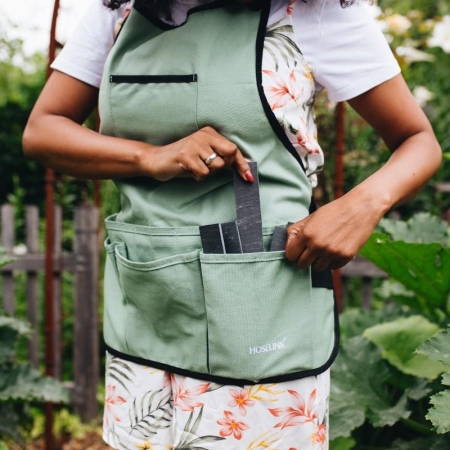 Keep essential garden tools close at hand with the Hoselink Garden Apron. Designed for practical work around garden beds and potting areas