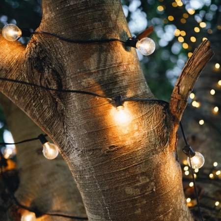 Extend a compatible Hoselink FIESTA warm white solar festoon-light system with this 25-bulb extension set. The additional cable and bulbs increase illuminated coverage across pergolas