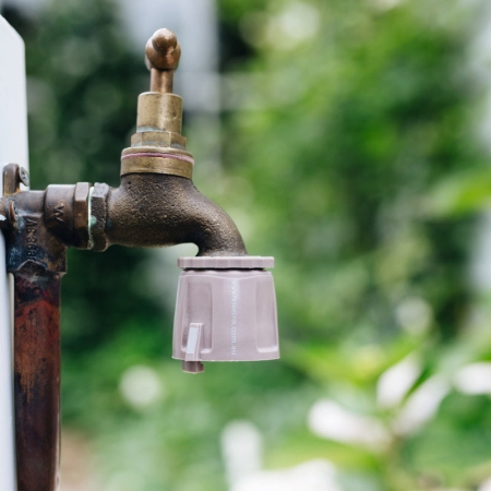 Attach Hoselink’s standard 12mm hose system to common Australian outdoor taps with the Universal Tap Connector. The fitting suits both 20mm and 25mm tap threads using the included reducer